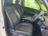 運転席からの視界は広く、運転操作もスムーズに行えます。座り心地の良いシートは、長距離運転でも疲れを軽減します。快適な空間です。
