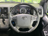 【ウッドコンビステアリング】高級感ある木目調パーツを採用した手に良く馴染むコンビハンドル。運転席廻りの雰囲気も一気に豪華になります!