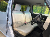 【革調シートカバー】運転席シート廻りは使用感も少なく、良好な状態となっています。丁寧に使われていたことがよくわかりますね。