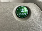 【eコンスイッチ】低燃費運転をサポートするECONモード。スイッチをONすると、エンジンやトランスミッション、A/Cなどを協調制御し、燃費の向上に貢献。エコドライブの効果を高めます。
