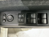 狭い駐車場で便利な電動格納ドアミラーが付いています。