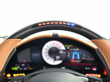 ハンドル上部のLEDは車がスピードアップしていくにつれシフトアップのタイミングを教えてくれます。