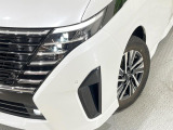 【LEDヘッドライト】悪天候や夜間走行時も良好な視界を確保し安心して運転できる高輝度LEDヘッドライトを装備!点灯速度が早く、消費電力も抑えられています。