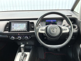 水平基調でスッキリとしたフロントビュー。広く見渡せて運転に安心をもたらします
