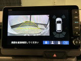 リバースギアに入れるだけで後方の表示へ切り替わります。夜間や雨の日の駐車も楽になりますよ。