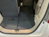 載せるものに合わせて、自由自在にシートを調整。長めの荷物も、大きな買い物も、工夫次第でスッキリ収まります。使い方次第で楽しみが広がる空間です。