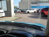 前方視界が広く、交差点や駐車場でも周囲を確認しやすい設計です。