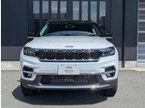 【フロントグリル】7スロットルグリルはJeep伝統の証です。SUVのみにこだわり続けている伝統あるJeep車へお乗り頂いてみてはいかがですか?