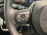 ステアリングにオーディオ操作スイッチが付いています。オーディオ画面に直接タッチしなくても操作が出来ますので、運転に集中できます。