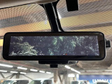 【インテリジェントルームミラー】後席の大きな荷物や同乗者で後方が確認しづらい時でも安心!カメラが撮影した車両後方の映像をルームミラー内に表示。クリアな視界で状況の確認が可能です!
