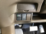 横滑りを防止するVSA等のスイッチは運転席の右側、手の届きやすい位置にあります。