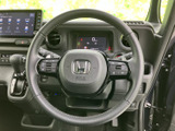 握りやすいステアリングで、運転操作をサポート。オーディオやハンズフリー通話など、便利な操作スイッチも搭載されています。