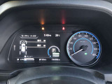 7インチカラーのアドバンスドドライブアシストディスプレイがEVならではの情報に加え、自動車としての必要な情報をさまざまインフォメーション。さりげなくnismoロゴ入り