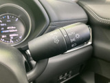 操作しやすいウインカーレバーは、スムーズな車線変更や右左折をサポートします。直感的な操作感で、安全運転に貢献します。
