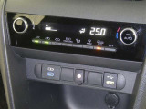 【オートエアコン】車内温度を感知して自動で温度調整をしてくれるのでいつでも快適な車内空間を創り上げます!どの席に座っても快適なドライブが楽しめます♪