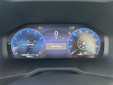 見やすいデザインのメータークラスター。重要な情報を一目で確認でき、運転状況を的確に把握できます。