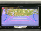 後方の状況を画面で確認できるバックモニター。狭い道や駐車場でも、安全に駐車をサポートします。運転の苦手な方にもおすすめです。