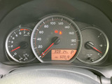 視認性の高いメーター類で、運転に必要な情報を確実にとらえられます。落ち着いた色合いが、運転に集中できる空間を演出します。
