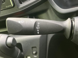 雨天時でもクリアな視界を確保できるワイパーレバー。操作も簡単で、雨の日の運転をサポートします。様々なワイピングパターンを選択可能です。