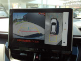 パノラミックビューモニター付きです。車両を上から見たような映像をディスプレイオーディオ画面に表示。運転席からの目視だけでは見にくい、車両周辺の状況をリアルタイムでしっかり確認できます。