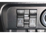 スライドドアの開閉は、ドアハンドルはもちろん運転席からのスイッチ操作でも可能です。お子様の送迎時の乗り降りも一段と楽になります。