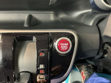 【ENGINE START/STOP】スマートキーをポケットやバッグに入れたままで、キーを差し込むことなくボタンを押すだけでエンジンが始動します。