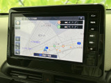 運転に集中できる美しい高精細な画面で、目的地までスムーズに導いてくれます。道に迷う心配なく、快適なドライブをサポートします。