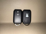 【スマートキー】キーを取り出さずにドアを施錠&解錠。クルマの始動も可能です。