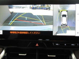 パノラミックビューモニター付きです。車両を上から見たような映像をディスプレイオーディオ画面に表示、運転席からの目線だけでは見にくい、車両周辺の状況をリアルタイムでしっかり確認できます。