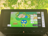 停車中には、TVや動画コンテンツを楽しめる機能が搭載。休憩時間や待ち時間に、リラックスできる空間を提供します。