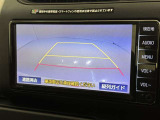 後方の見える安心をお届けするバックガイドモニター付:バックするときのアシストラインもあって楽々バック!車庫入れや縦列駐車をサポートし、苦手な駐車も安心です!今やもう手放せない装備ですネ♪