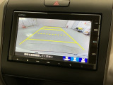 リバースギアに入れるだけで後方の表示へ切り替わります。夜間や雨の日の駐車も楽になりますよ。
