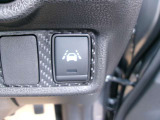 車線逸脱警報搭載!意図せず走行車線を逸脱しそうな場合、メーター内ディスプレイへの警告とブザーで注意喚起してくれます。