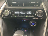 DUALスイッチを押すと運転席側と助手席側で別々に温度調節ができるエアコンです