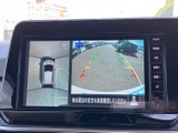 後方の状況を画面で確認できるので、狭い場所での駐車や車庫入れが楽になります。安全な運転をサポートする頼もしい装備です。