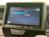 多彩なソースに対応し、快適なドライブをサポート。ラジオやBluetooth接続で、お好みの音楽をお楽しみいただけます。画面表示も見やすく、操作も簡単です。