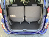 荷室は3列目シートを立てたままでも十分な容量があります。