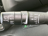 雨天時でもクリアな視界を確保できるワイパーレバー。運転状況に合わせて、最適な設定を選べます。