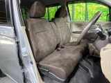運転席まわりには十分なスペースがあり、大柄な方でもゆったり運転していただける環境です。