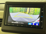 【バックカメラ】駐車時に後方がリアルタイム映像で確認できます。大型商業施設や立体駐車場での駐車時や、夜間のバック時に大活躍!運転スキルに関わらず、今や必須となった装備のひとつです!