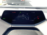 視認性の高いメーター類で、運転に必要な情報を的確に把握できます。ドライバーの集中力を高め、快適な運転をサポートするデザインです。
