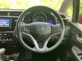 握りやすいステアリングで、快適なドライビングを実現。操作性にも優れ、運転の楽しさを向上させます。