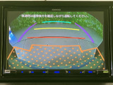 安全な後方確認をサポートし、狭い場所での運転も安心です。ガイドライン表示で、車庫入れや駐車もスムーズに行えます。視認性の高いモニタが特徴です。