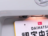 バックカメラ:運転席から見えにくい車の後方カメラの映像を通して確認できます。