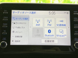 多彩なソースに対応し、快適なドライブを演出。USBやBluetooth接続で、お気に入りの音楽を存分にお楽しみいただけます。情報もすぐに確認可能。