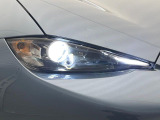 【LEDヘッドライト】悪天候や夜間走行時も良好な視界を確保し安心して運転できる高輝度LEDヘッドライトを装備!点灯速度が早く、消費電力も抑えられています。