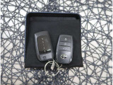 【スマートキー】キーをバッグやポケットに入れたままでもドアロックの開閉が出来るほか、エンジンキーを挿さなくてもエンジンスタートストップが出来ます。