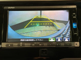 リバースギアに入れるだけで後方の表示へ切り替わります。夜間や雨の日の駐車も楽になりますよ。