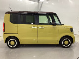 狭い駐車場でも、スライドドアならチャイルドシートへのお子さまの乗降や荷物の積載もスムーズ。とても便利な【両側電動スライドドア】ドアハンドを少し引くだけでリアドアが自動開閉します。
