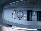 ドアミラーの鏡面の調節、格納は運転席からすべて操作できます!